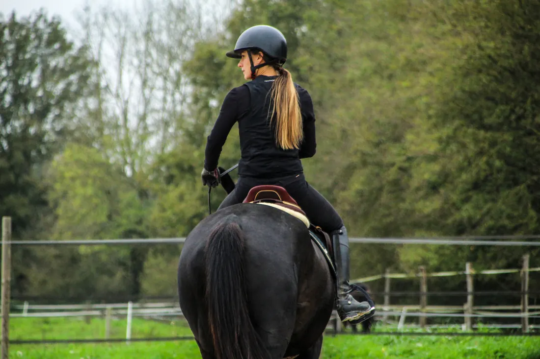 Cavalière au galop dans la verdure