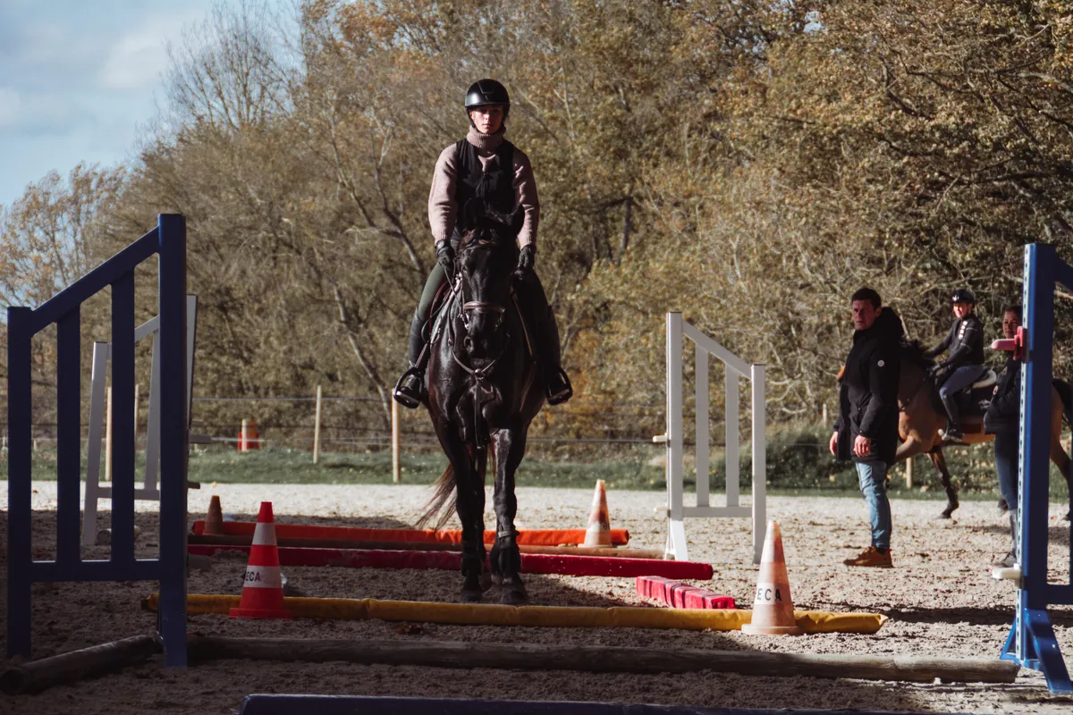 Myrtille Zimelka en train de coacher une élève sur un parcours d'obstacles