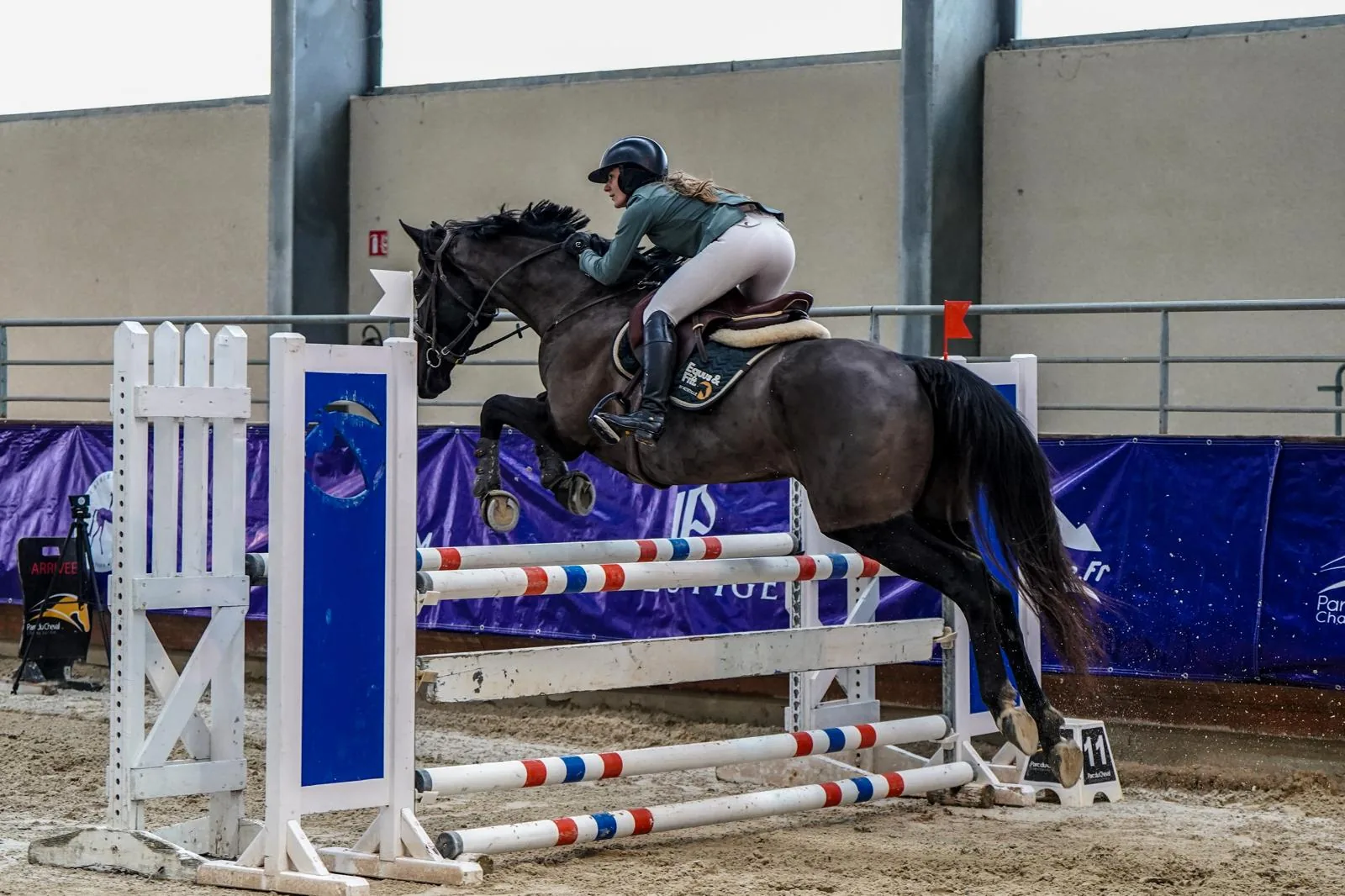 Myrtille Zimelka en plein saut d'obstacles, en concours