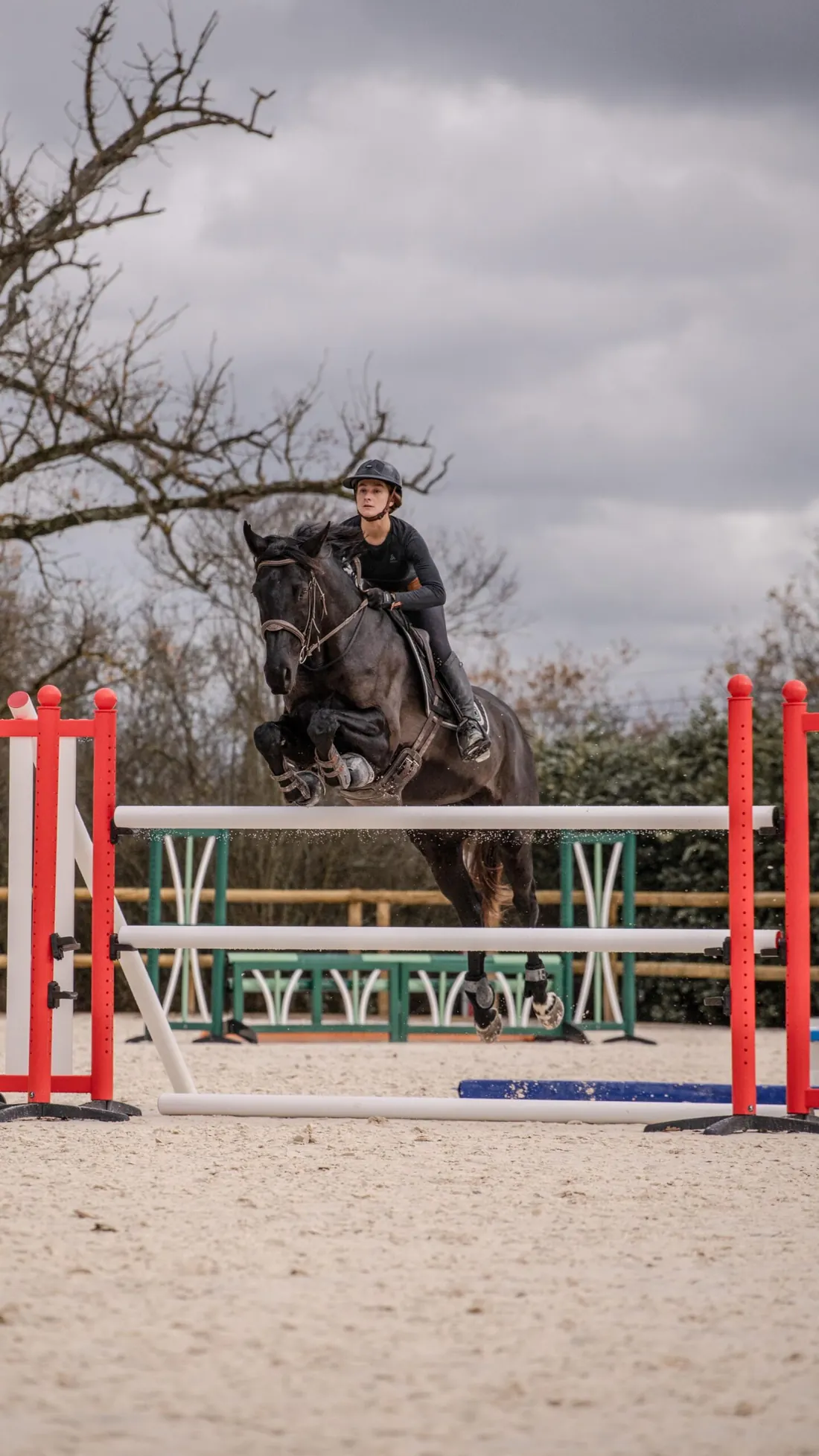 Saut d'obstacles, ciel dramatique