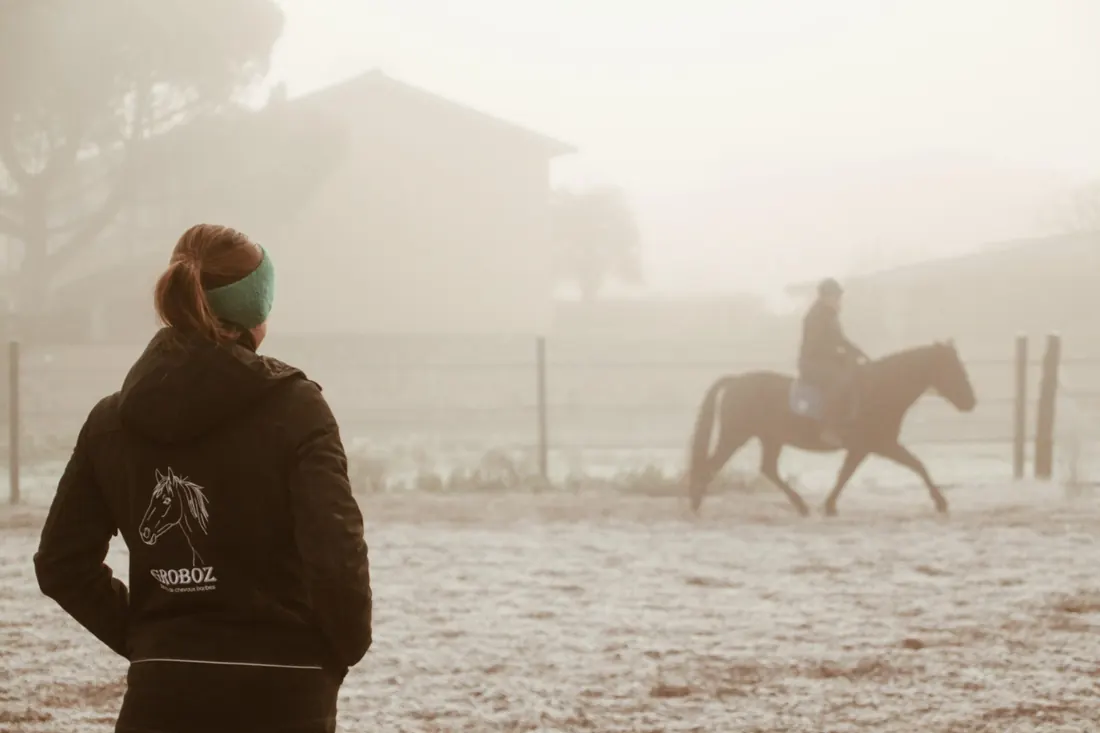 Ambiance de travail dans la brume matinale