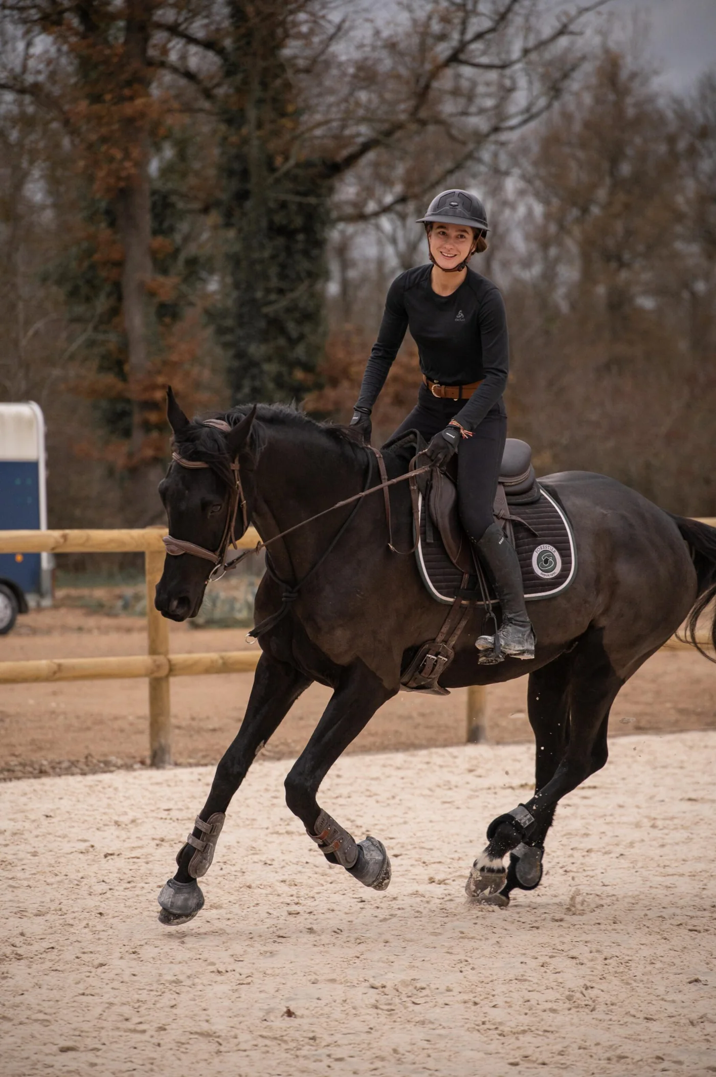 Myrtille Zimelka souriante au galop sur son cheval